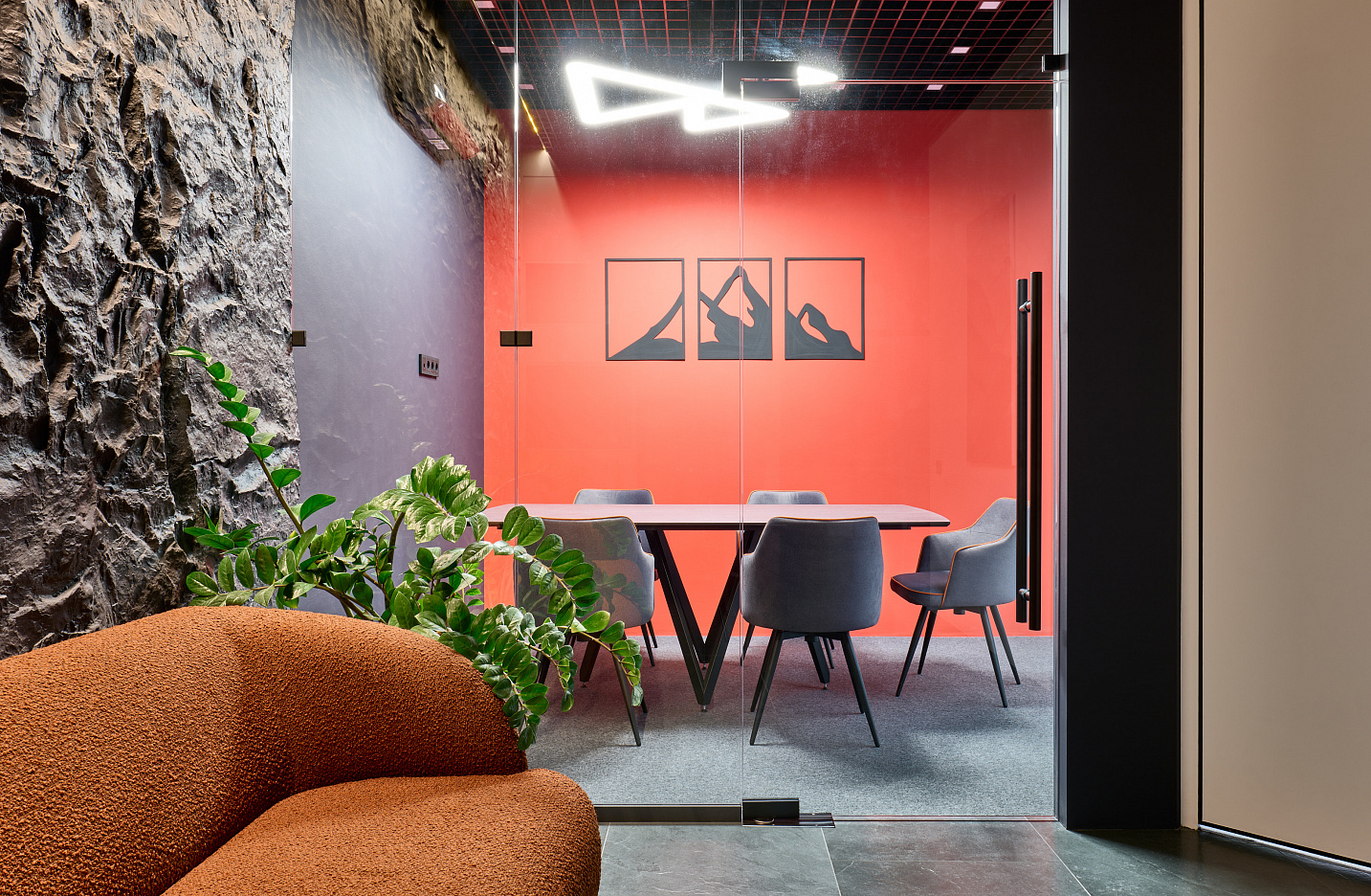 ROCA ОТ ARTSTONE В ОФИСЕ ПО ПРОЕКТУ KUKI DESIGN, ЕКБ